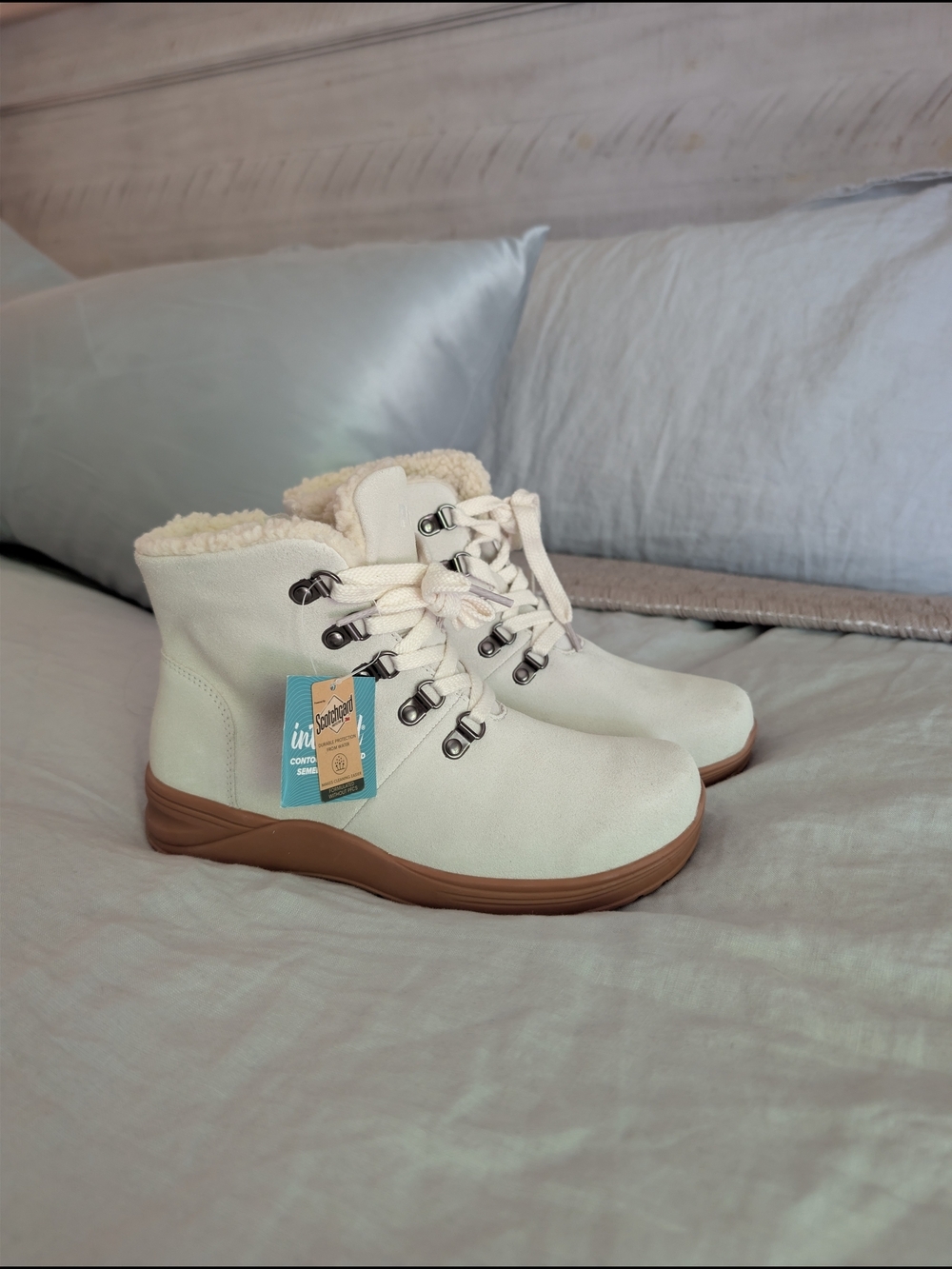 Propét Intréped Suede Cold Weather Boots White Cream Faux Shearling 7W NWT